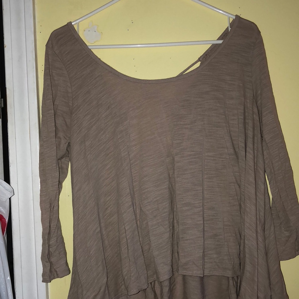 beige quarter sleeve shirt.